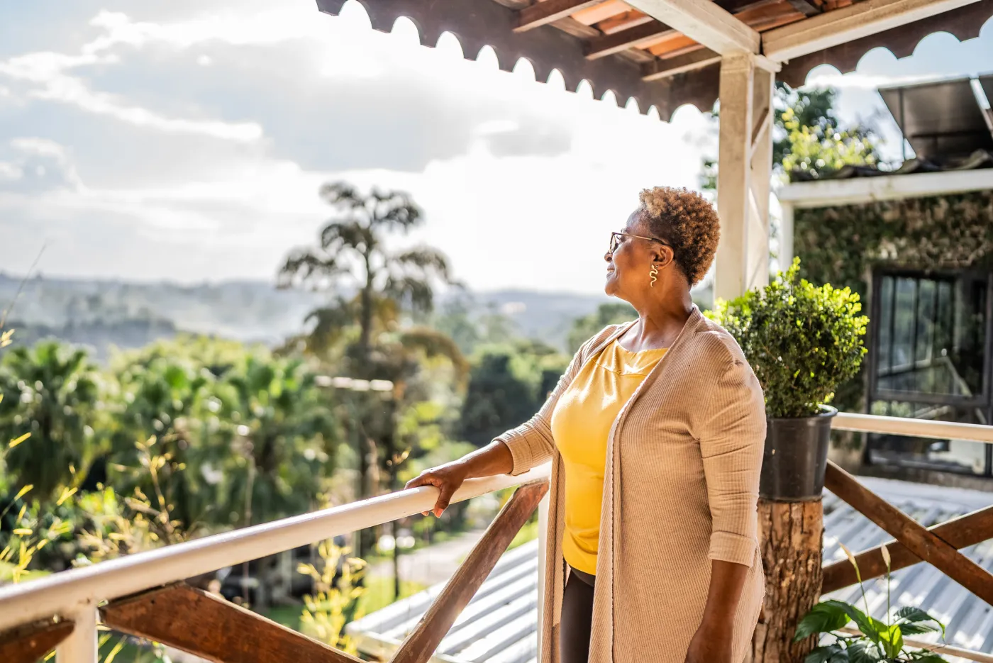 Femme sur un balcon regardant la montagne